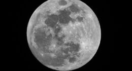 Lua Cheia Revela Saturno: Como Encontrar o Planeta dos Anéis no Céu Neste Sábado