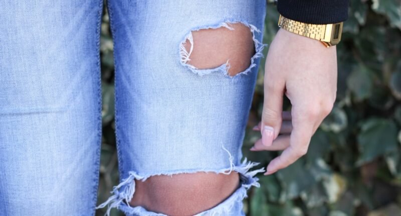 Não é Só Estilo: Descubra Para Que Serve o Pino Metálico da Sua Calça Jeans
