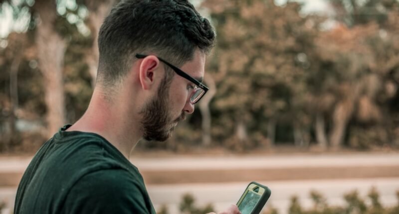 Vale a Pena Consertar o Celular ou Comprar um Novo? O Guia Definitivo para Decidir!