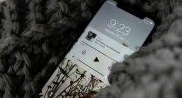Fraude de Plays com IA: Homem é Preso por Desviar US$ 8 Milhões em Plataformas de Música