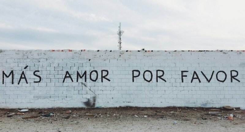 O FOMO Mudou: Por Que Você Sente Que Precisa Acompanhar Tudo o Tempo Todo?